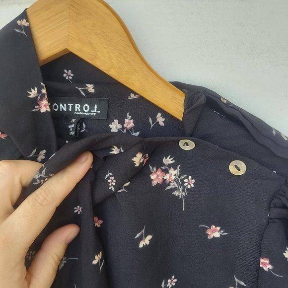 Unique Floral Blouse 3/4 Length Sleeve Button and Tie Neck Detail Size Small - Picture 3 of 8
